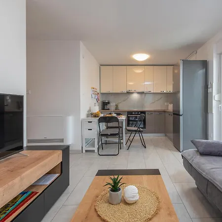 Gorgeous Apartment In Mandre With Wifi *