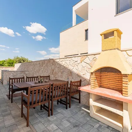 Gorgeous Apartment In Mandre With Wifi アパート マンドレ