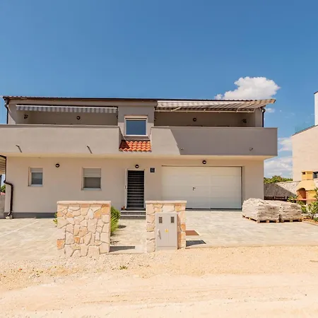 Gorgeous Apartment In Mandre With Wifi *
