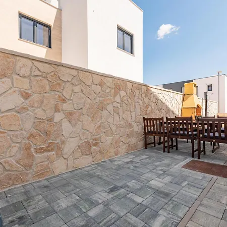 Gorgeous Apartment In Mandre With Wifi * マンドレ