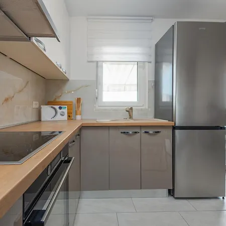 Gorgeous Apartment In Mandre With Wifi アパート マンドレ