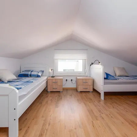 Gorgeous Apartment In Mandre With Wifi アパート