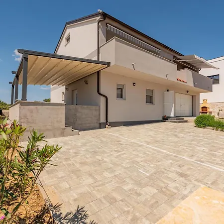 Gorgeous Apartment In Mandre With Wifi アパート