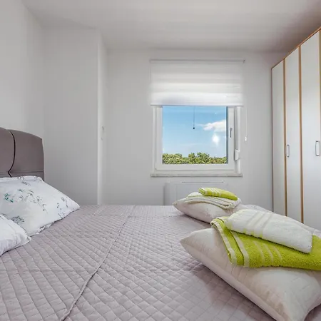 Gorgeous Apartment In Mandre With Wifi アパート