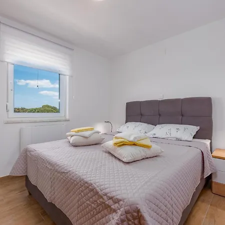 Gorgeous Apartment In Mandre With Wifi マンドレ