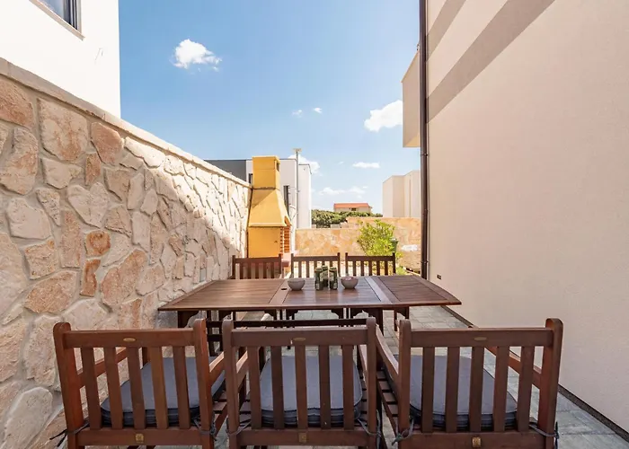 Апартаменты 3 Bedroom Lovely In