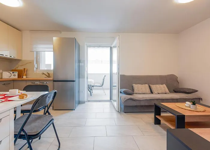 3 Bedroom Lovely In Apartament
