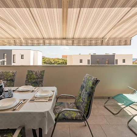 Apartman Gorgeous Apartment In Mandre With Wifi