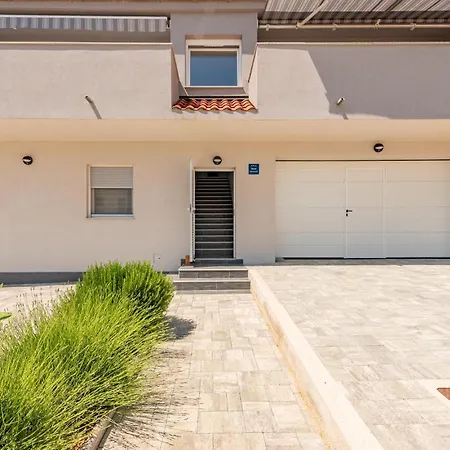 3 Bedroom Lovely In Apartment Mandre