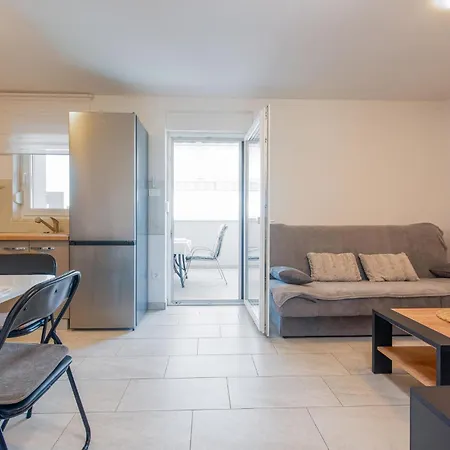 Gorgeous Apartment In Mandre With Wifi Apartman