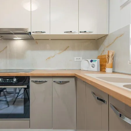 3 Bedroom Lovely In Apartment Mandre
