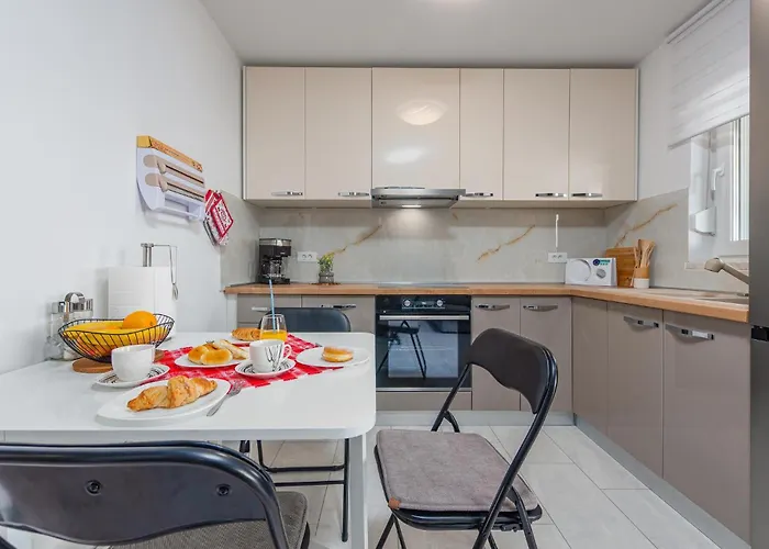 Appartement 3 Bedroom Lovely In *
