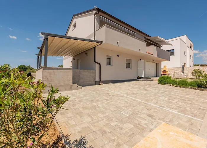 3 Bedroom Lovely In Appartement