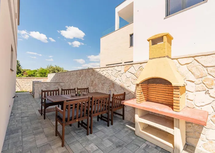 3 Bedroom Lovely In Apartament Mandre