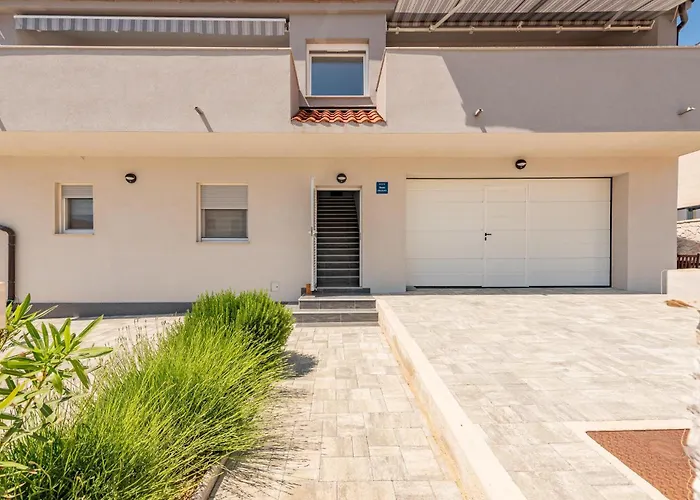 3 Bedroom Lovely In Apartament Mandre