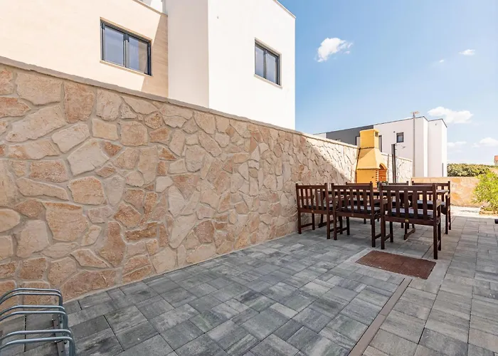 3 Bedroom Lovely In * Mandre