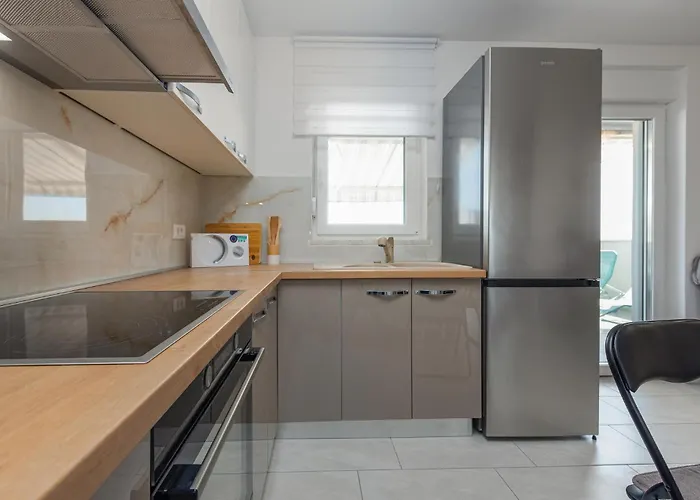 3 Bedroom Lovely In Apartament Mandre