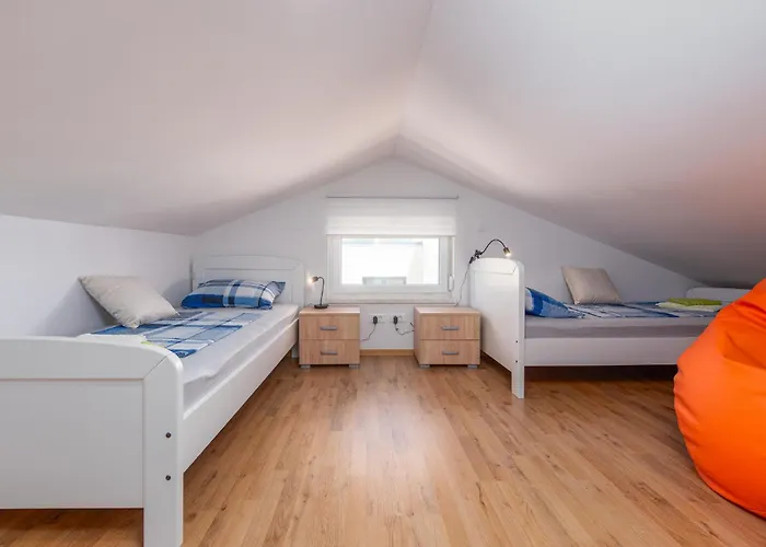 3 Bedroom Lovely In Apartament
