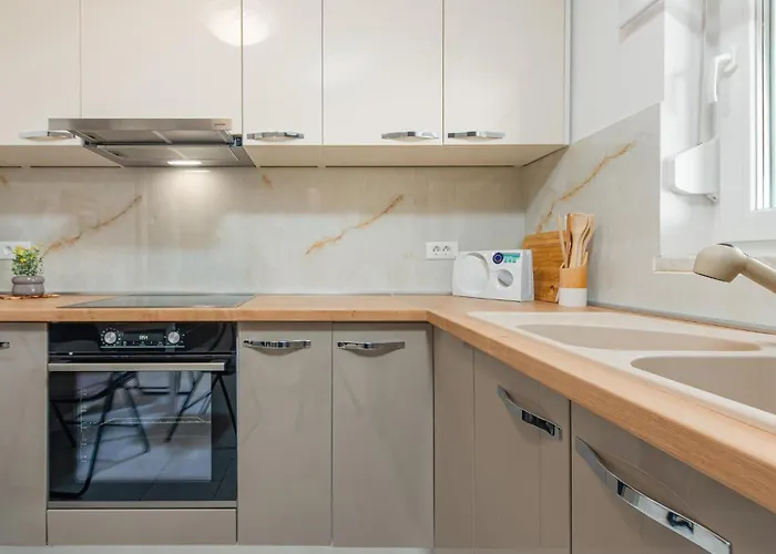 3 Bedroom Lovely In Apartament Mandre